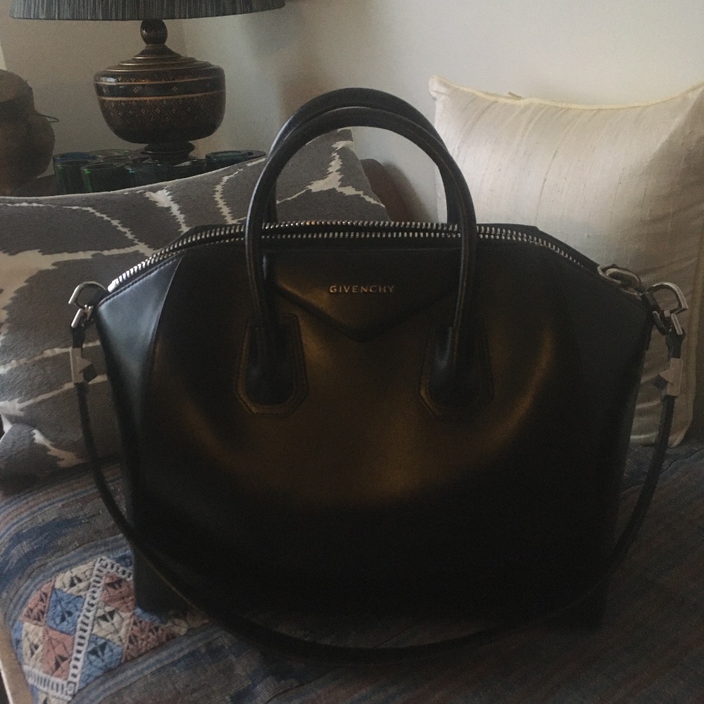 Givenchy antigona, black color, medium size